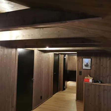 Moderne I Svandalen, - Naer Skisenter Og