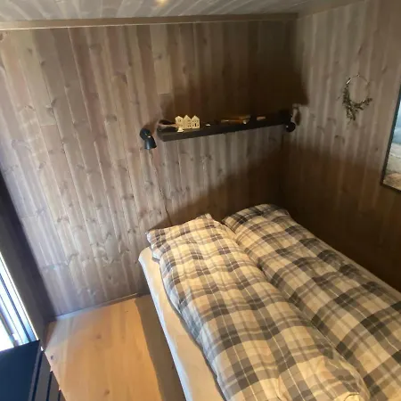 Moderne I Svandalen, - Naer Skisenter Og *