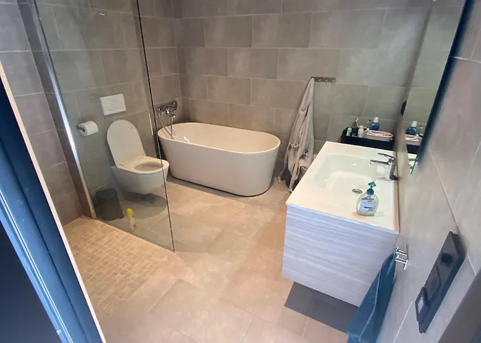 Moderne I Svandalen, - Naer Skisenter Og *