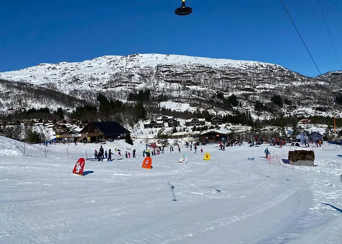 Moderne I Svandalen, - Naer Skisenter Og *